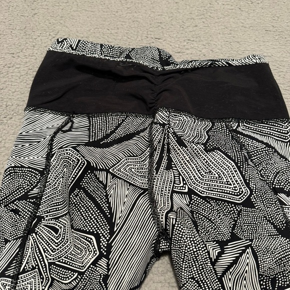 LULULEMON Pace Rival Crop Dottie Tribe Leggings Size 6 Inseam 25" Black White - Picture 8 of 10